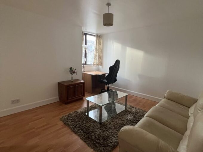 One-bedroom flat to rent on Crown Street, Aberdeen – photo 1