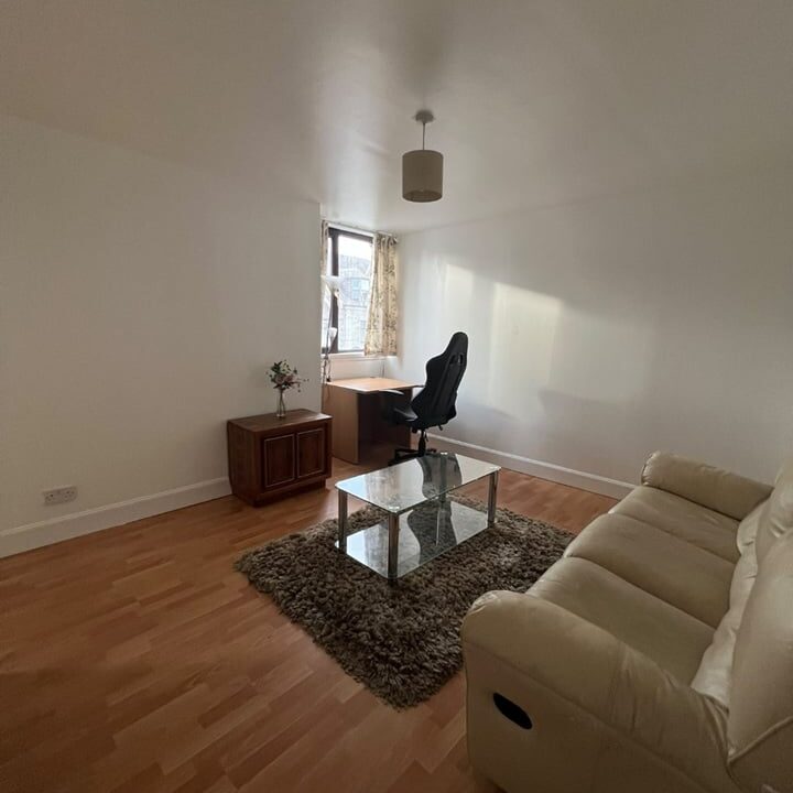 One-bedroom flat to rent on Crown Street, Aberdeen – photo 1