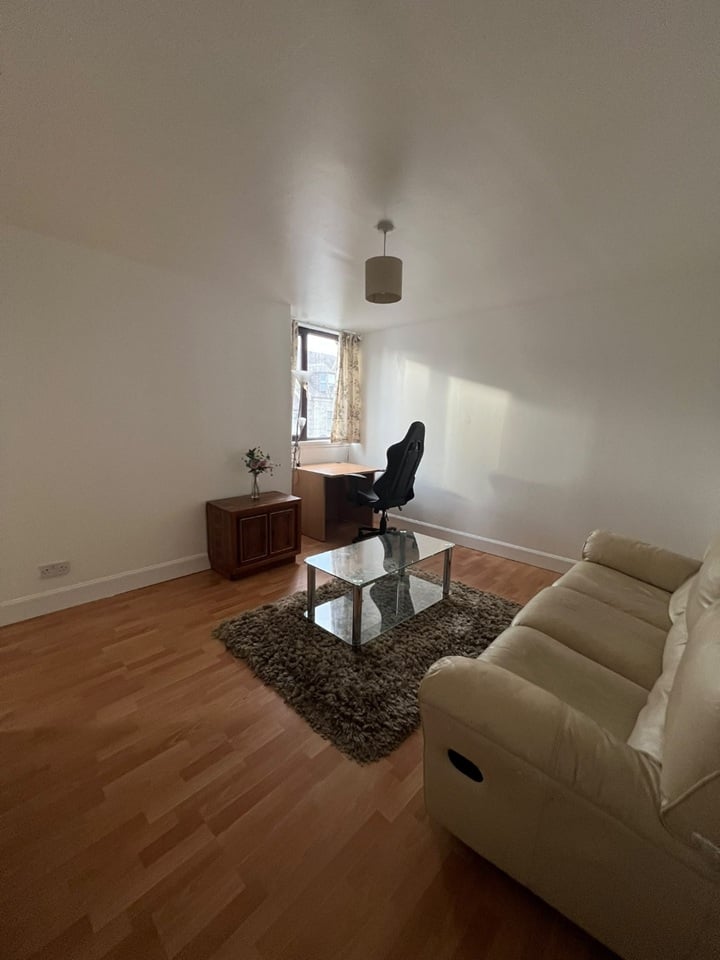 One-bedroom flat to rent on Crown Street, Aberdeen – photo 1